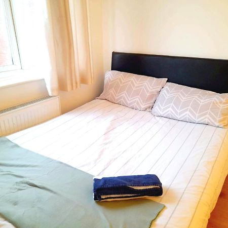 6 Bed House 3 Bathrooms Good Transport Links To London, Free Parking מראה חיצוני תמונה