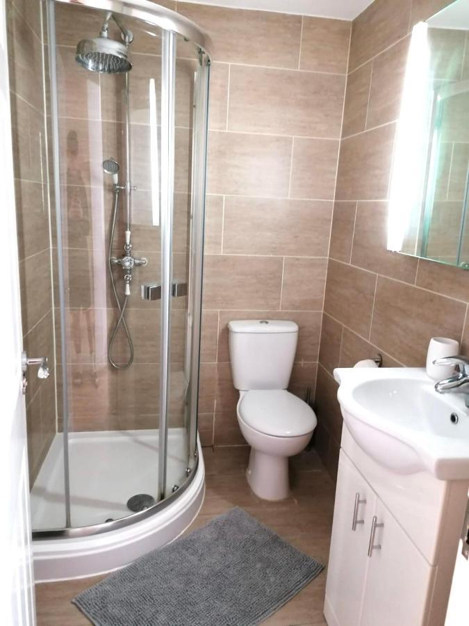 6 Bed House 3 Bathrooms Good Transport Links To London, Free Parking מראה חיצוני תמונה