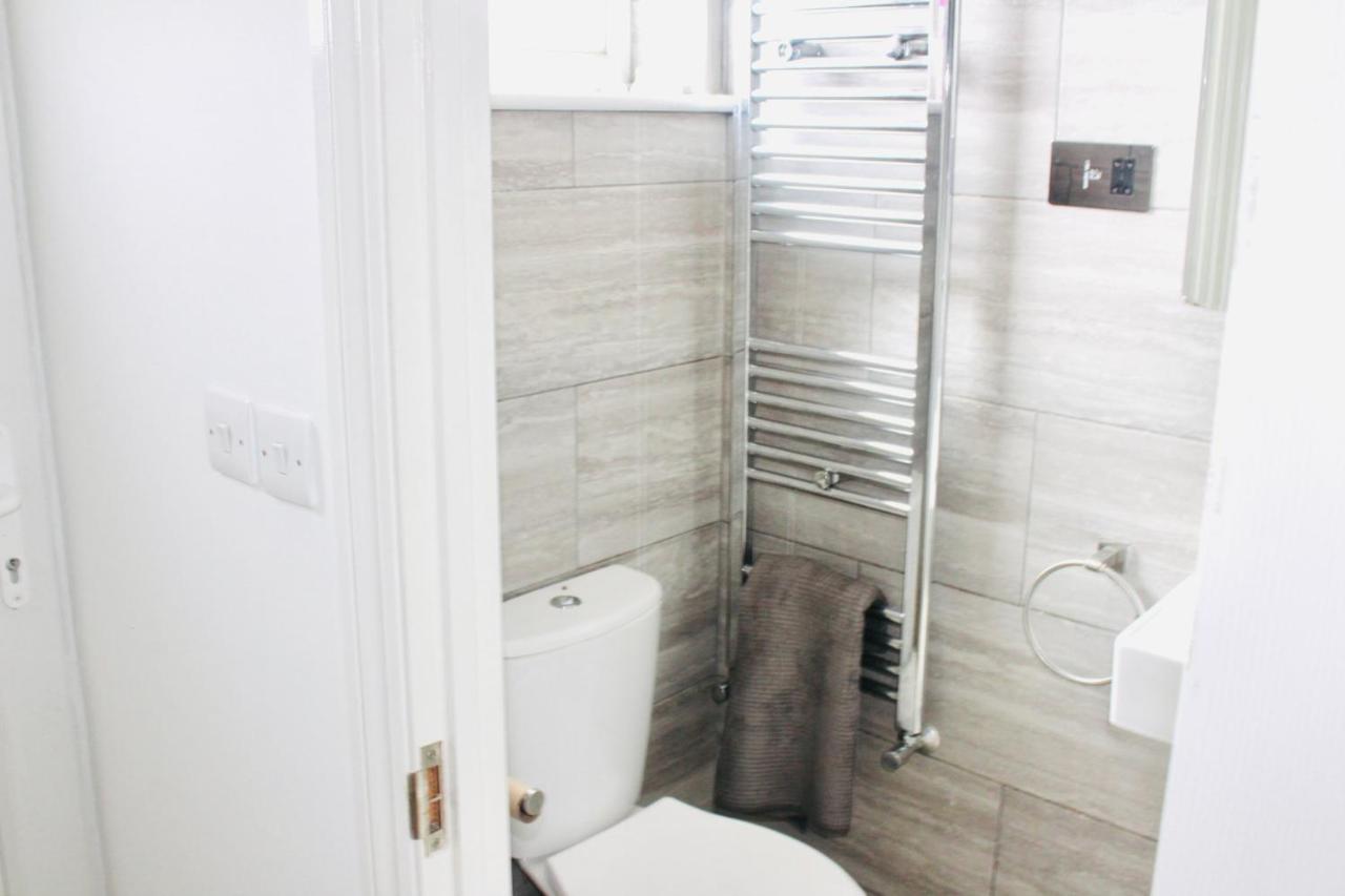 6 Bed House 3 Bathrooms Good Transport Links To London, Free Parking מראה חיצוני תמונה
