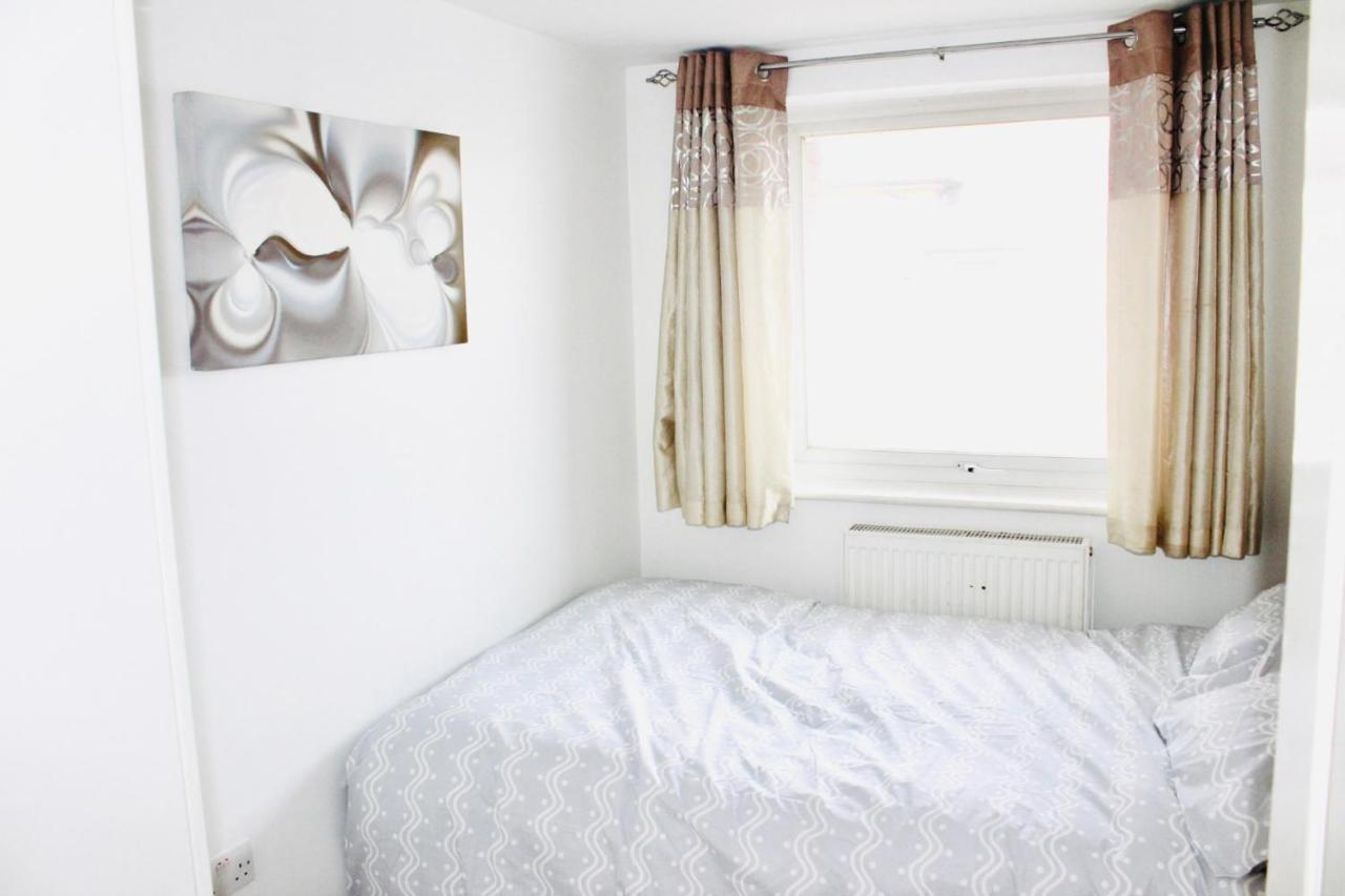 6 Bed House 3 Bathrooms Good Transport Links To London, Free Parking מראה חיצוני תמונה