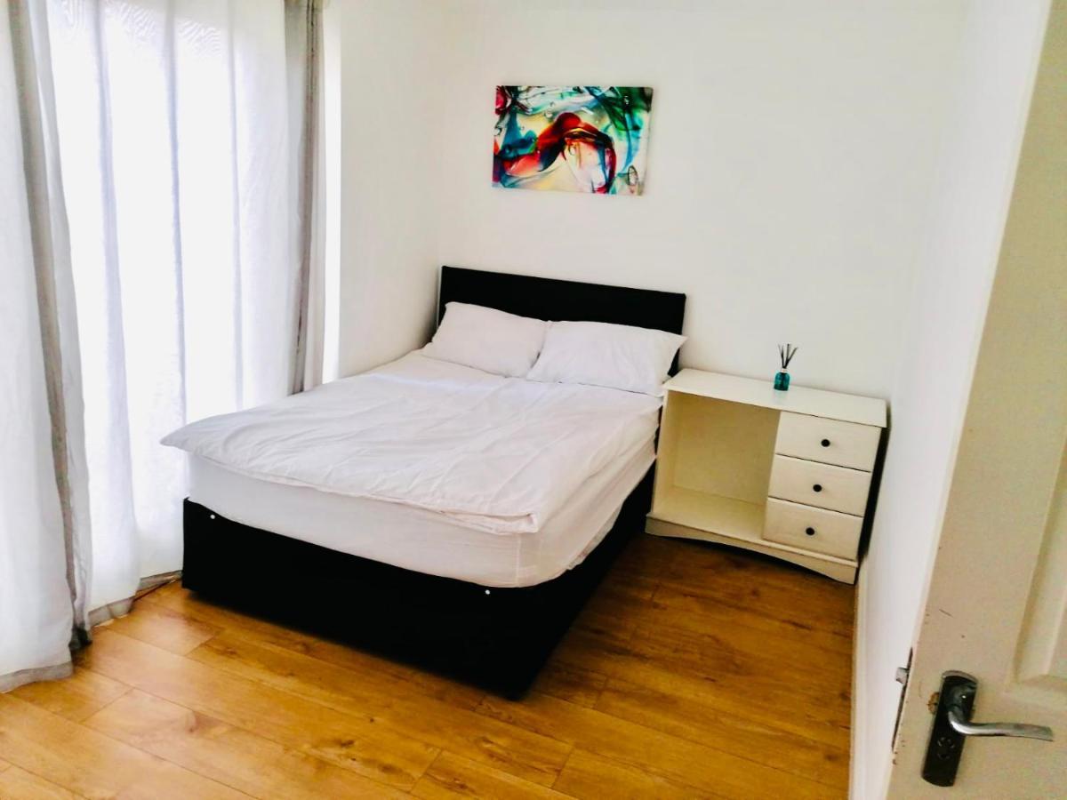6 Bed House 3 Bathrooms Good Transport Links To London, Free Parking מראה חיצוני תמונה