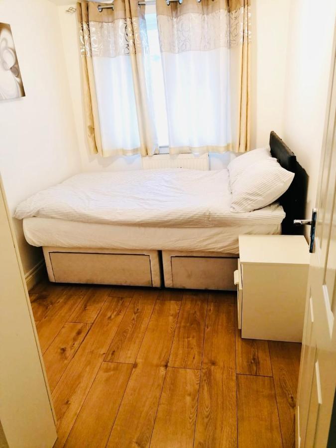 6 Bed House 3 Bathrooms Good Transport Links To London, Free Parking מראה חיצוני תמונה