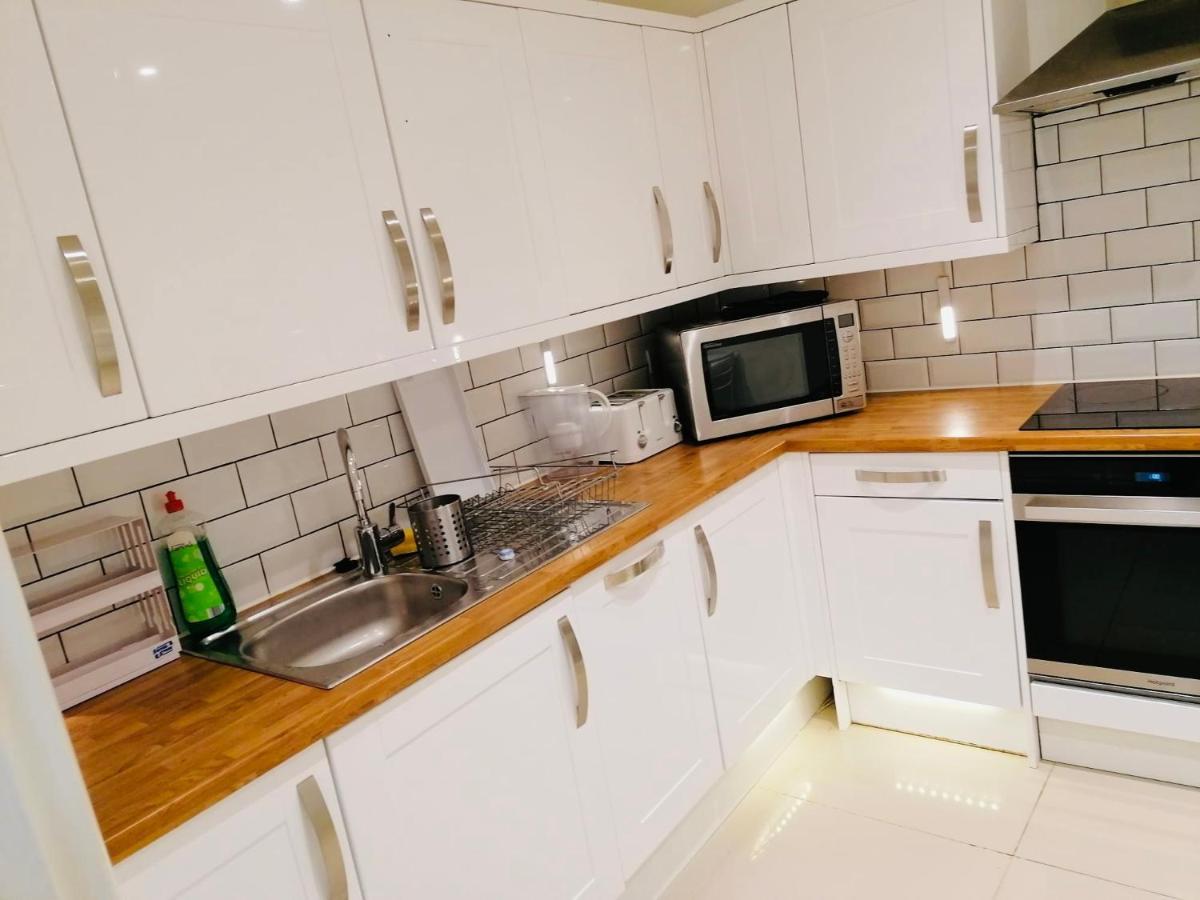 6 Bed House 3 Bathrooms Good Transport Links To London, Free Parking מראה חיצוני תמונה