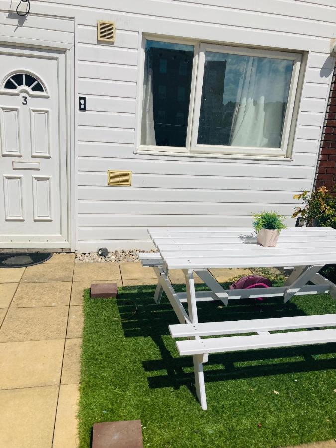 6 Bed House 3 Bathrooms Good Transport Links To London, Free Parking מראה חיצוני תמונה