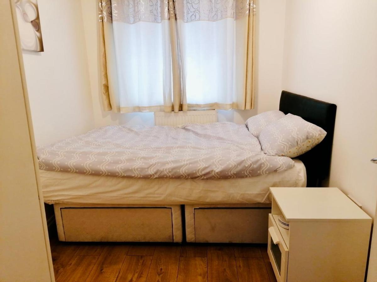6 Bed House 3 Bathrooms Good Transport Links To London, Free Parking מראה חיצוני תמונה