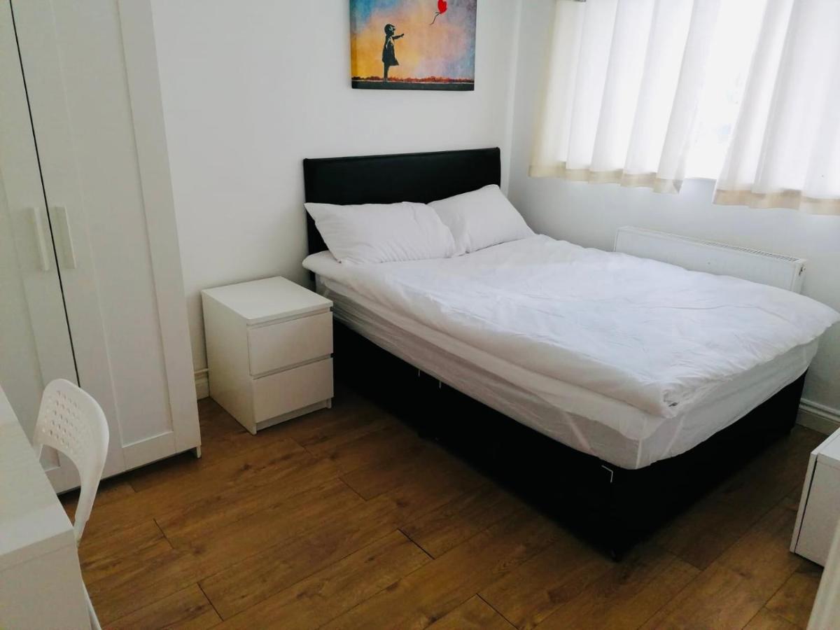 6 Bed House 3 Bathrooms Good Transport Links To London, Free Parking מראה חיצוני תמונה