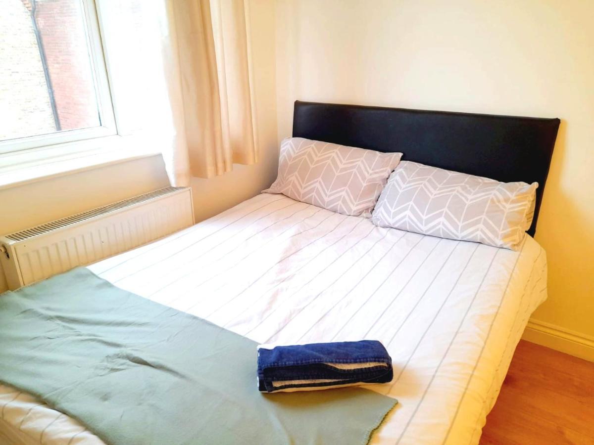6 Bed House 3 Bathrooms Good Transport Links To London, Free Parking מראה חיצוני תמונה