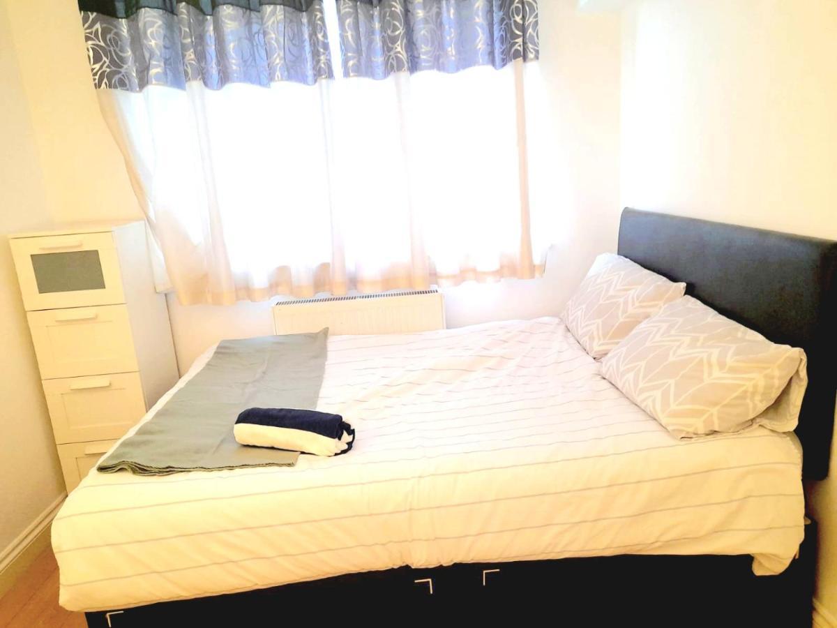 6 Bed House 3 Bathrooms Good Transport Links To London, Free Parking מראה חיצוני תמונה