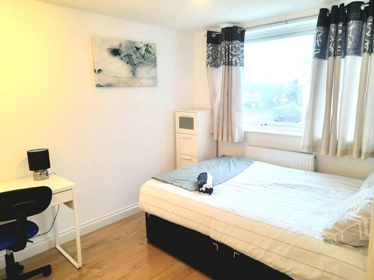 6 Bed House 3 Bathrooms Good Transport Links To London, Free Parking מראה חיצוני תמונה