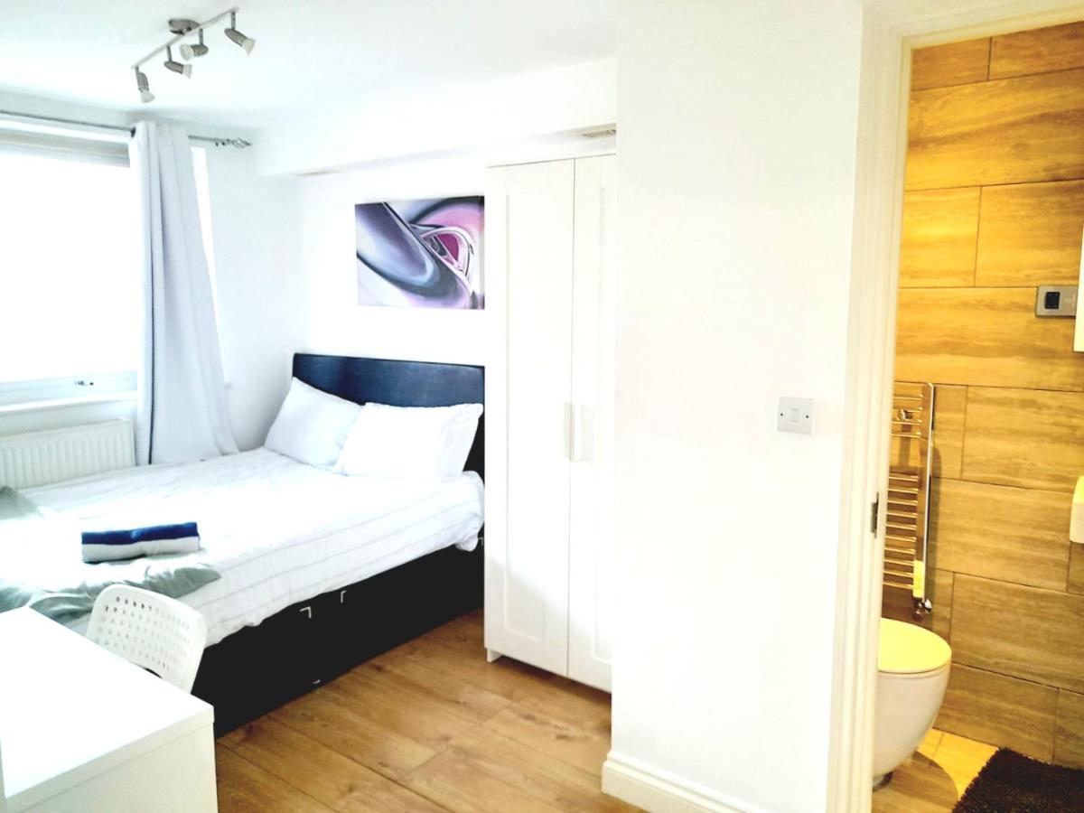 6 Bed House 3 Bathrooms Good Transport Links To London, Free Parking מראה חיצוני תמונה
